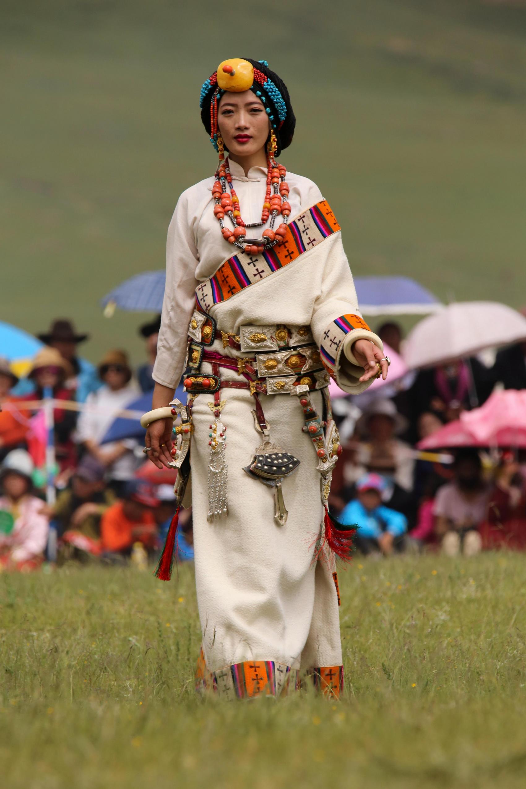 新款藏族舞蹈服装女表演服大气藏族服饰演出服少数民族水袖大摆裙-阿里巴巴